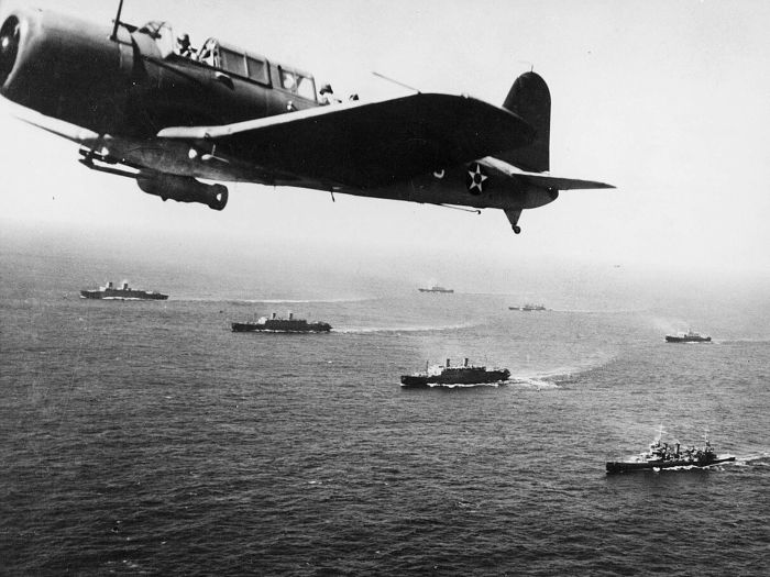 Convoi escorté par un avion