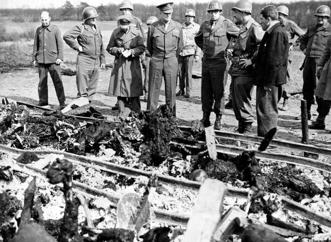 Eisenhower devant des restes de corps br&ucirc;l&eacute;s au camp de Buchenwald