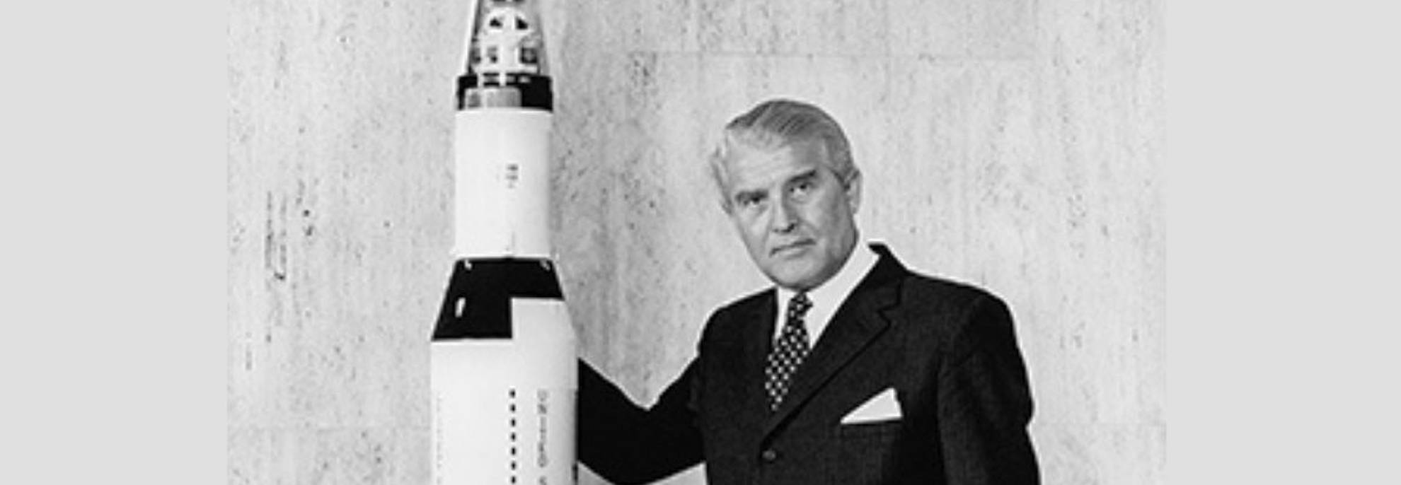 Wernher von Braun, ici avec une maquette de Saturn V