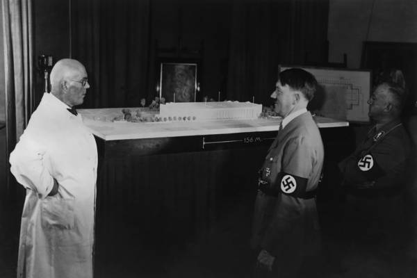 Paul Ludwig Troost et Adolf Hitler
