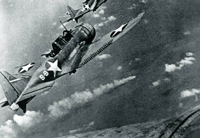 Bombardiers SBD-3 Dauntless survolant le croiseur japonais Mikuma en feu, le 6 juin 1942.