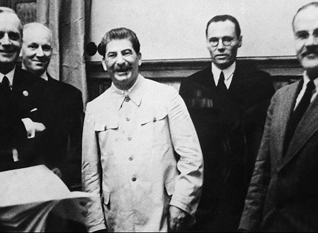 Joachim Von Ribbentrop, Friedrich Gaus, Joseph Staline et Viatcheslav Molotov viennent de signer le pacte de non-agression - 23 ao&ucirc;t 1939