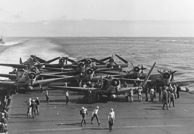 Avions Douglas TBD-1 Devastator pr&ecirc;ts &agrave; d&eacute;coller du porte-avions USS Enterprise (CV-6) le 4 juin 1942