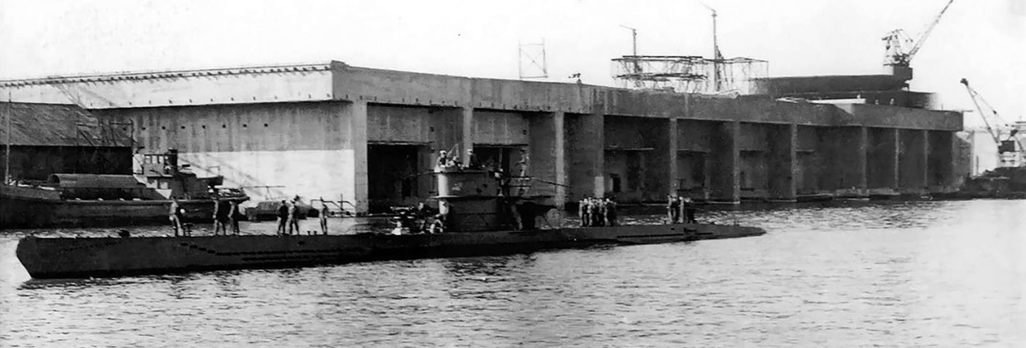 Un U-boot devant la base sous marine de Saint-Nazaire