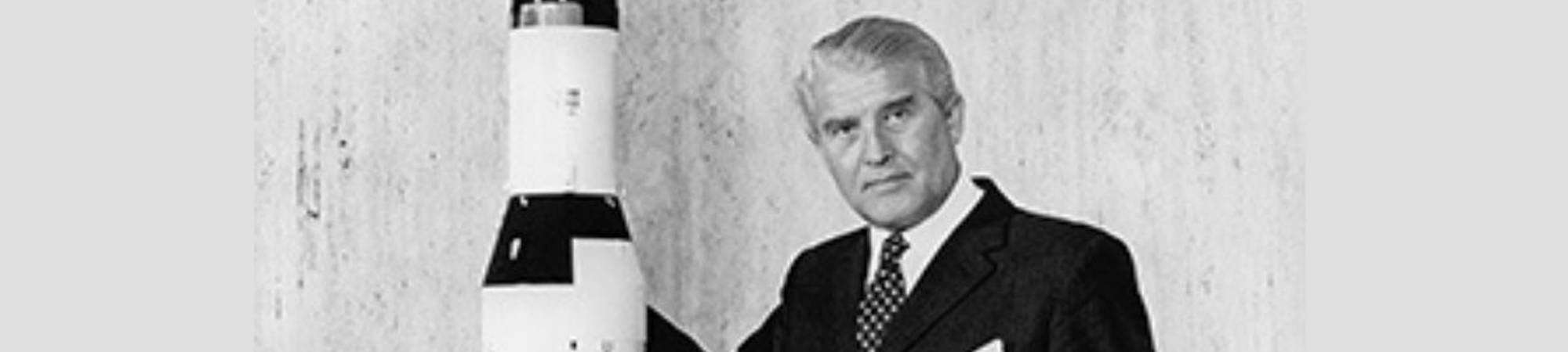 Wernher von Braun, ici avec une maquette de Saturn V