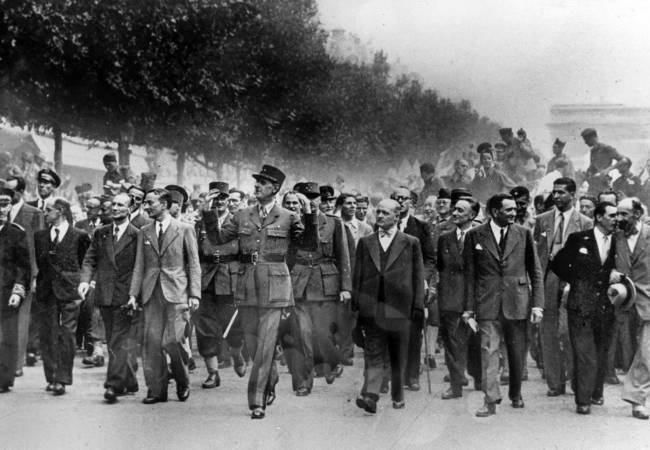 La libération de Paris : le général Charles de Gaulle arrive sur les Champs Elysées le 26 Aout 1944.