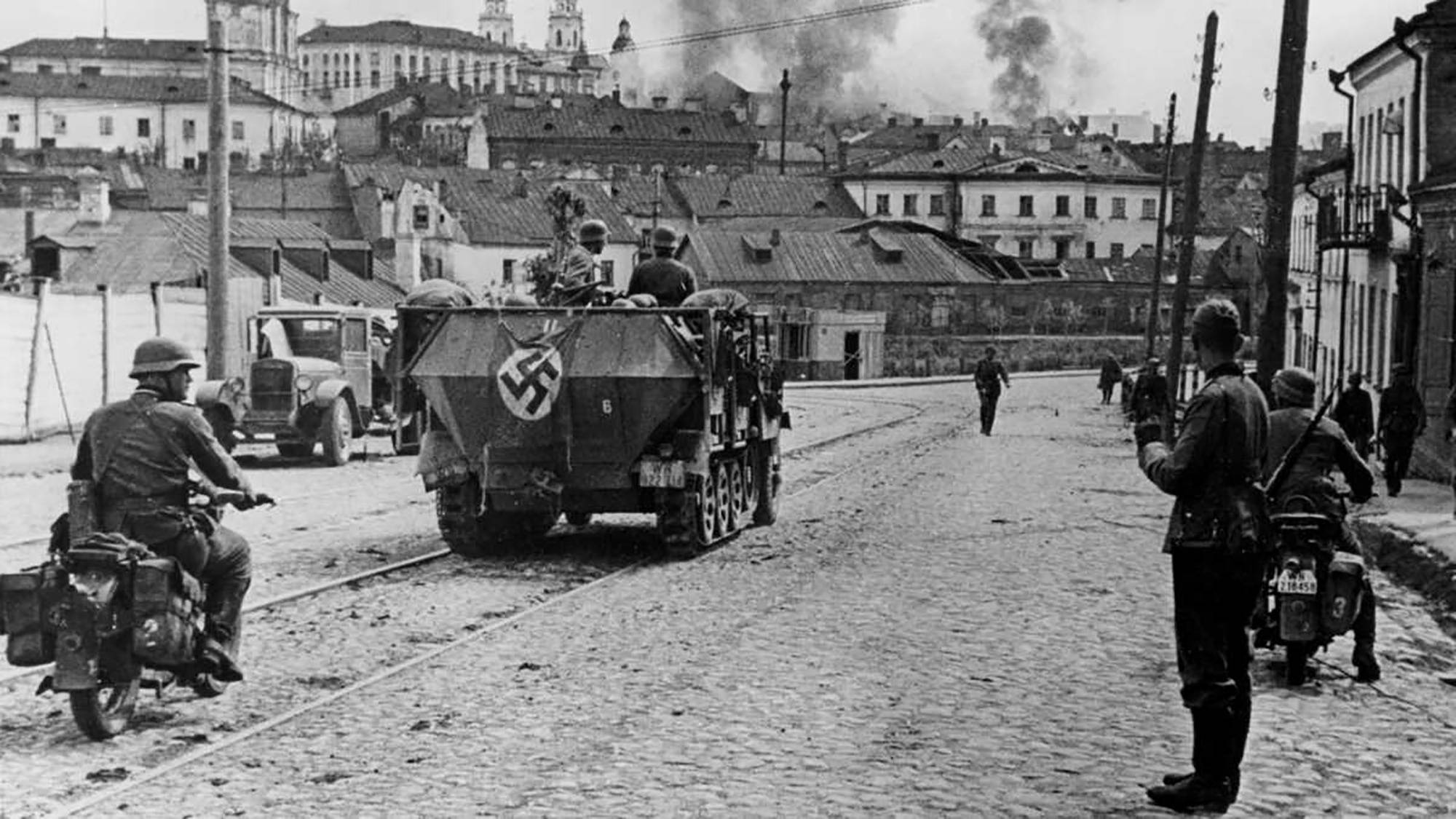Des chars allemands dans les rues de Minsk, le 9 juillet 1941