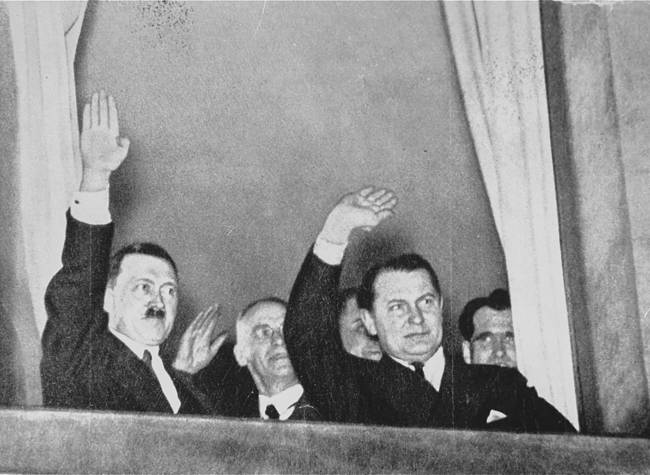 Adolf Hitler salue une parade en l'honneur de sa nomination en tant que chancelier. Berlin, Allemagne, 30 janvier 1933
