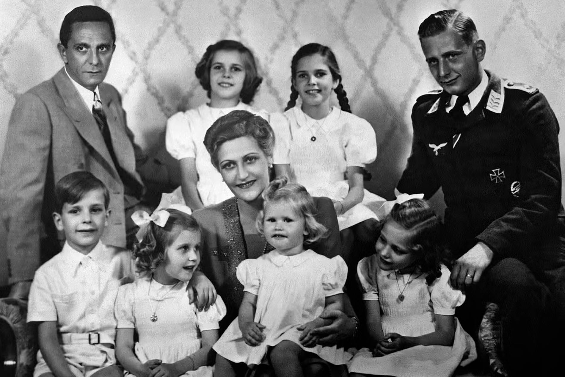 Joseph et Magda Goebbels, accompagnés de leurs enfants. L'ainé, Harald Quandt, ici en uniforme militaire, est issu du premier mariage de Magda.