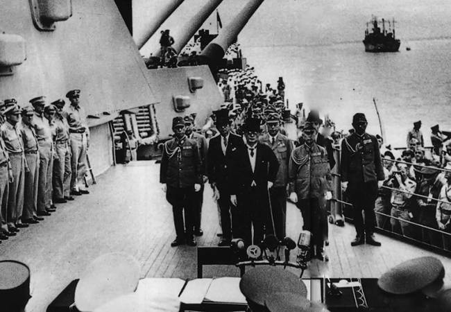 A bord du cuirassé Missouri, dans la baie de Tokyo, le Japon signe la capitulation, le 2 septembre 1945