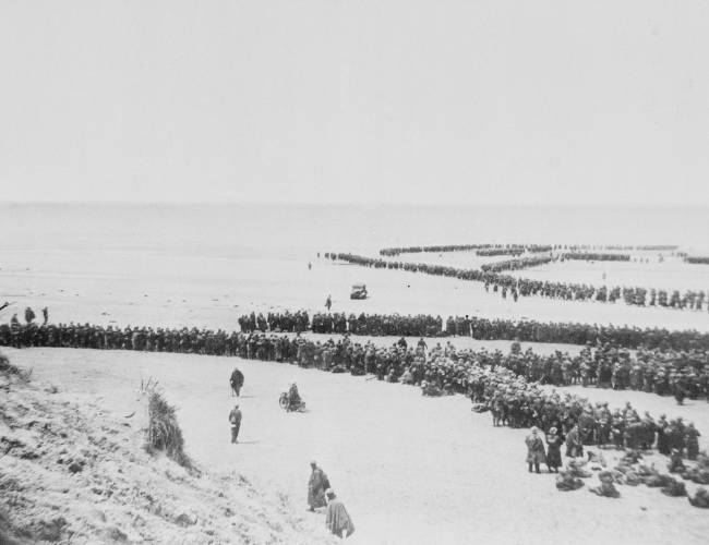 Op&eacute;ration Dynamo - Les soldats alli&eacute;s attendant d'&ecirc;tre &eacute;vacu&eacute;s de Dunkerque