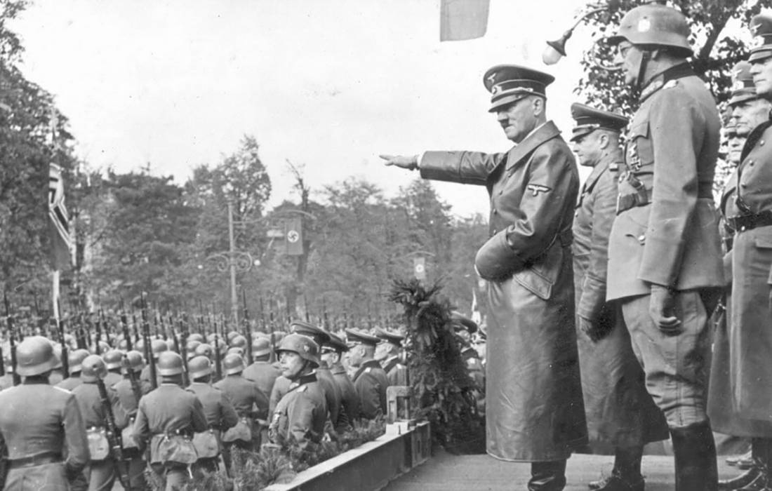 Hitler, &agrave; Varsovie, lors de la parade de la victoire.