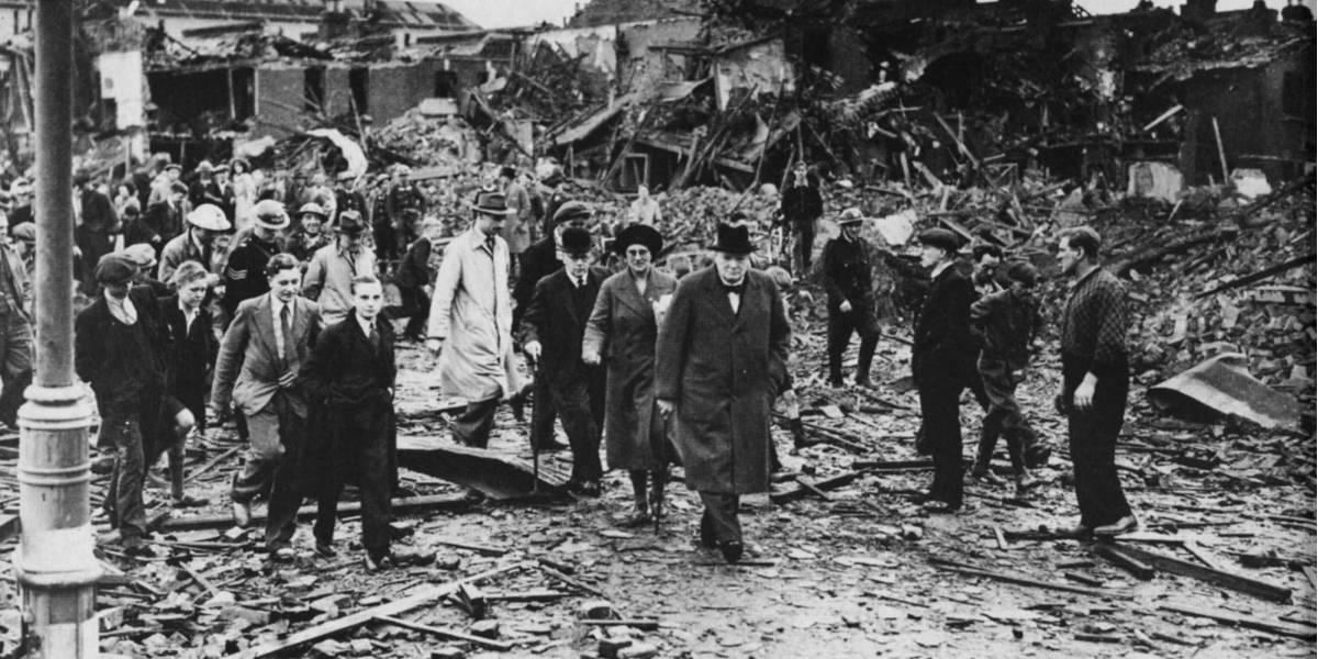 Winston Churchuill visitant des ruines, &agrave; Londres, pendant la bataille d'Angleterre