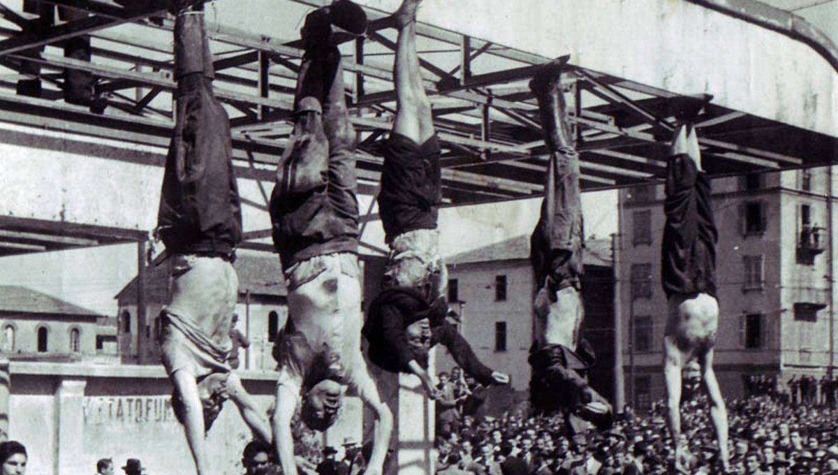 Benito Mussolini, son amante Claretta Petacci et le ministre Alessandro Pavolini, suspendus par les pieds, &agrave; Milan