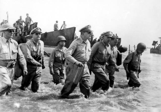 Douglas MacArthur - Débarquement à Leyte, dans les Philippines - 20 octobre 1944
