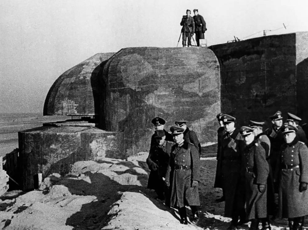 Le Mar&eacute;chal Rommel, en train de visiter le Mur de l'Atlantique.