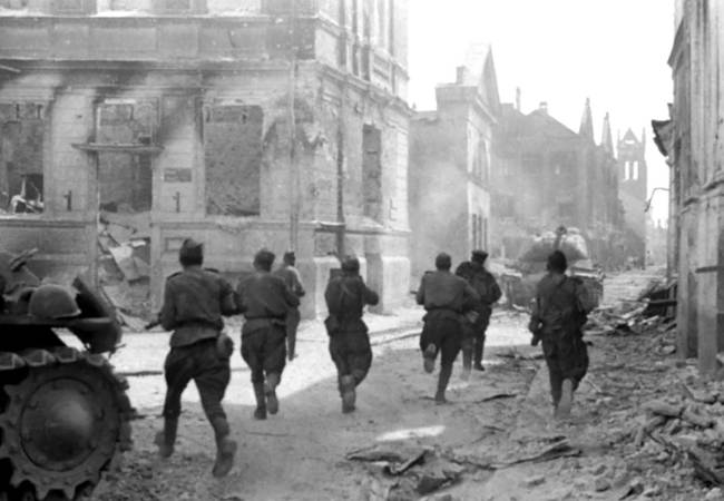 Soldats soviétiques lors d'une attaque dans la ville lettone de Jelgava, juillet 1944