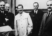 Joachim Von Ribbentrop, Friedrich Gaus, Joseph Staline et Viatcheslav Molotov viennent de signer le pacte de non-agression - 23 ao&ucirc;t 1939