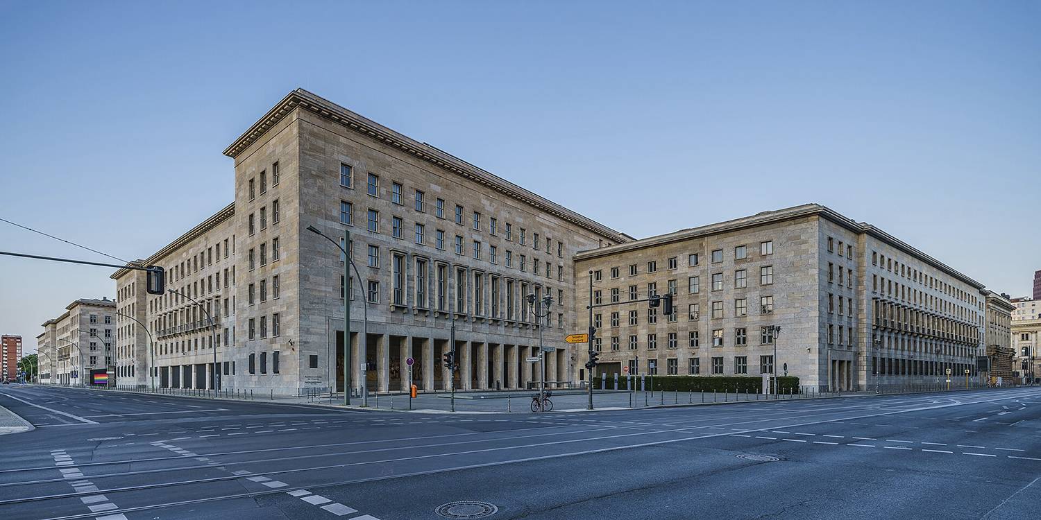 L'ancien Reichsluftfahrtministerium, aujourd'hui le  Minist&egrave;re f&eacute;d&eacute;ral des Finances