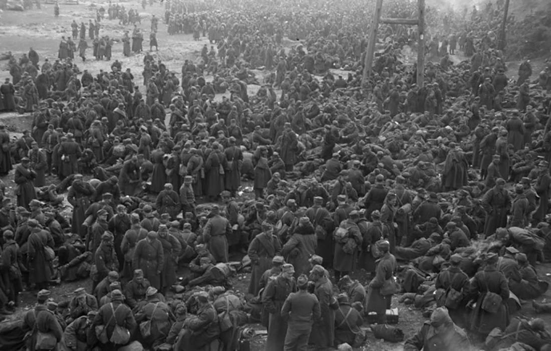 Septembre 1939, reddition des arm&eacute;es polonaises. Des soldats de l&rsquo;arm&eacute;e de terre dans un camp de prisonniers provisoire.