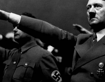 Adolf Hitler faisant le salut nazi