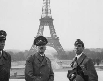 Adolf Hitler faisant le salut nazi