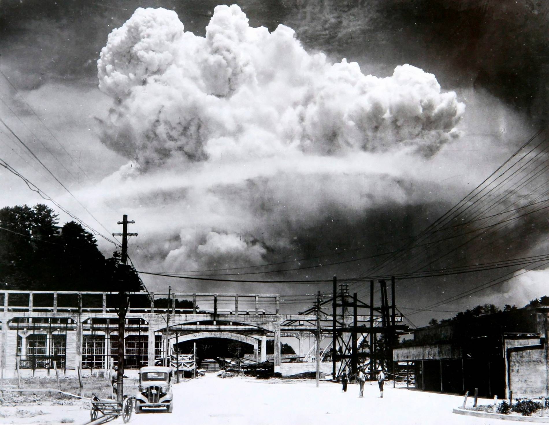 Nagasaki, 15 minutes après l'explosion de la bombe. Le champignon atomique est encore présent.