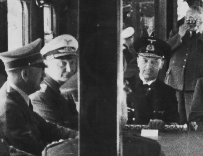 Hitler, &agrave; Rethondes, pour la signature de l'armistice