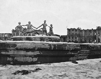 Adolf Hitler faisant le salut nazi