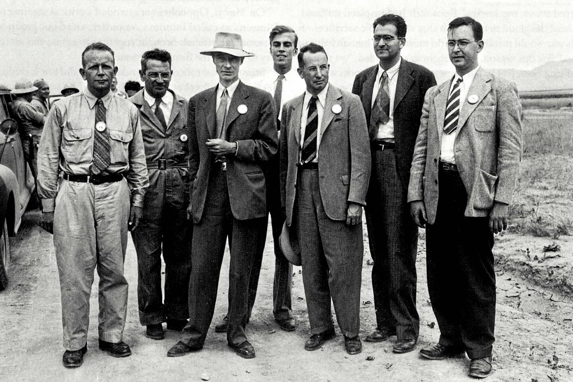 Robert Oppenheimer (au centre avec le chapeau) et une partie de son équipe