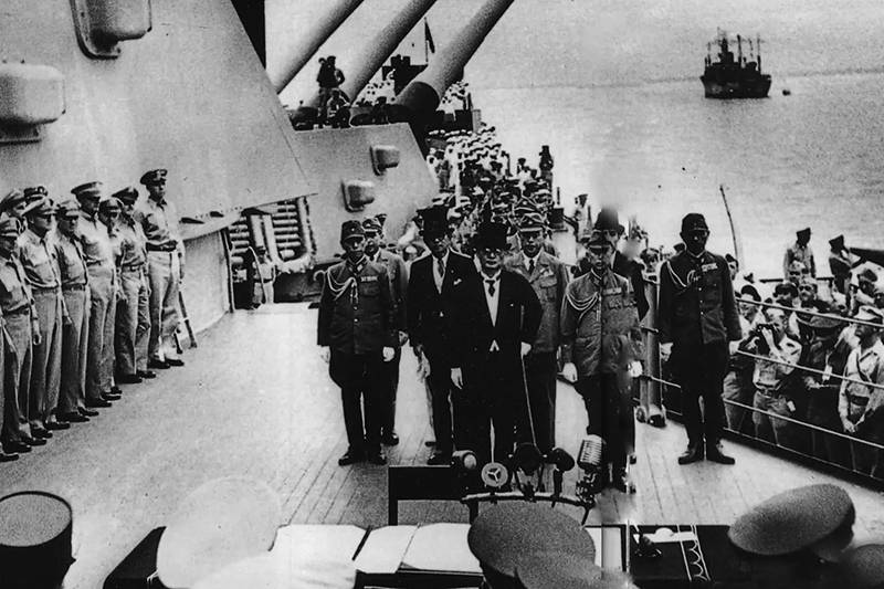 A bord du cuirass&eacute; Missouri, dans la baie de Tokyo, le Japon signe la capitulation, le 2 septembre 1945