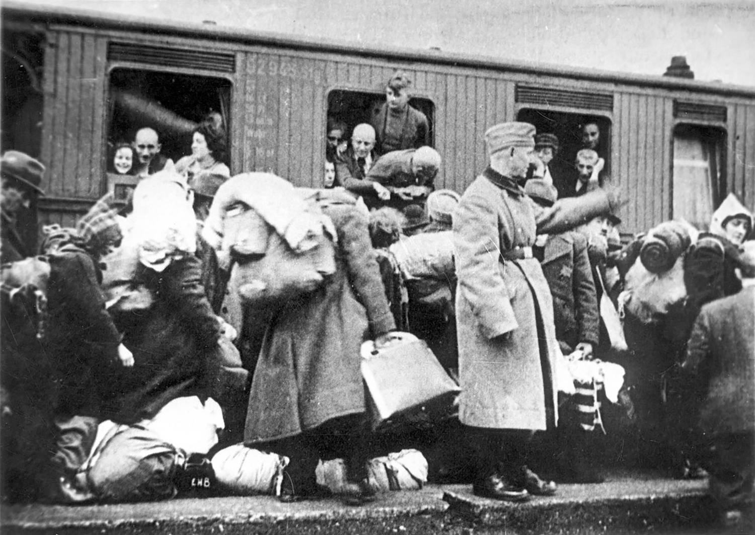 Arrivée des wagons et tri des prisionniers