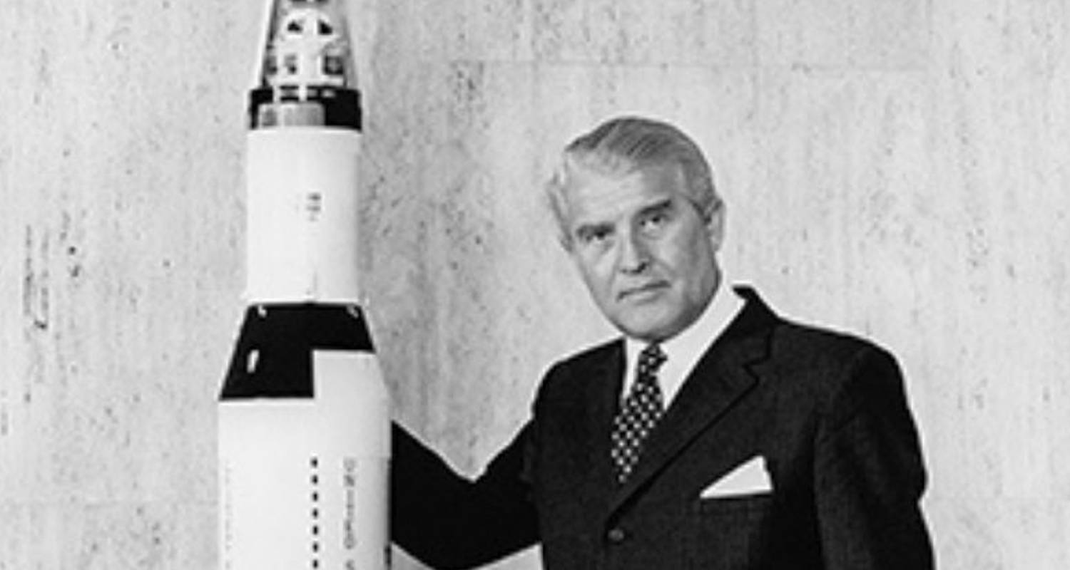 Wernher von Braun, ici avec une maquette de Saturn V