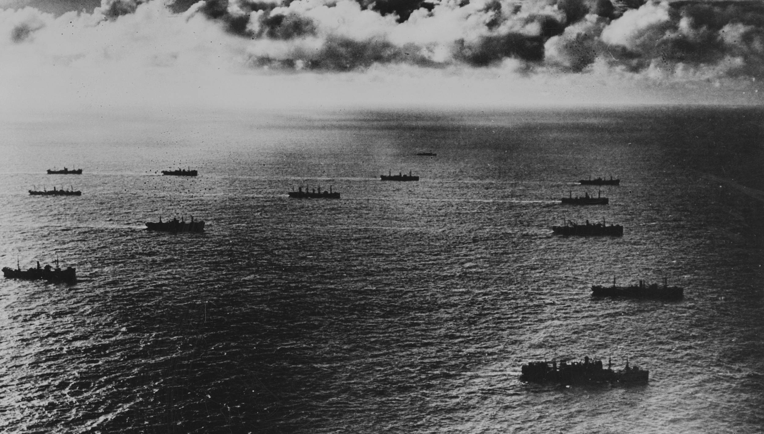 Convoi de navires marchands alliés traversant l'Océan Atlantique durant la Seconde Guerre mondiale, vue aérienne.