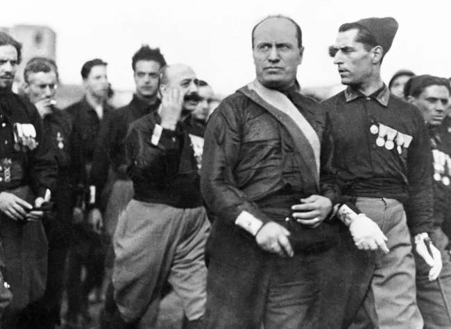 Marche fasciste sur Rome en oct 1922. Mussolini est au centre de l'image.