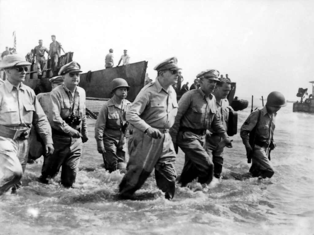 Douglas MacArthur - Débarquement à Leyte, dans les Philippines - 20 octobre 1944 Wikimedia Commons.
