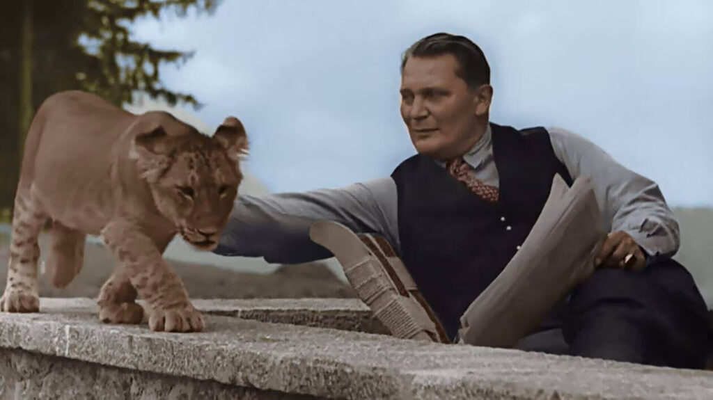 Hermann G&ouml;ring dans sa propri&eacute;t&eacute; de Carinhall avec l'un de ses lionceaux. Le commandant en chef de la Luftwaffe aimait mettre en sc&egrave;ne son extravagance et son amour pour les animaux sauvages, qu'il &eacute;levait souvent chez lui avant de les donner au zoo de Berlin.