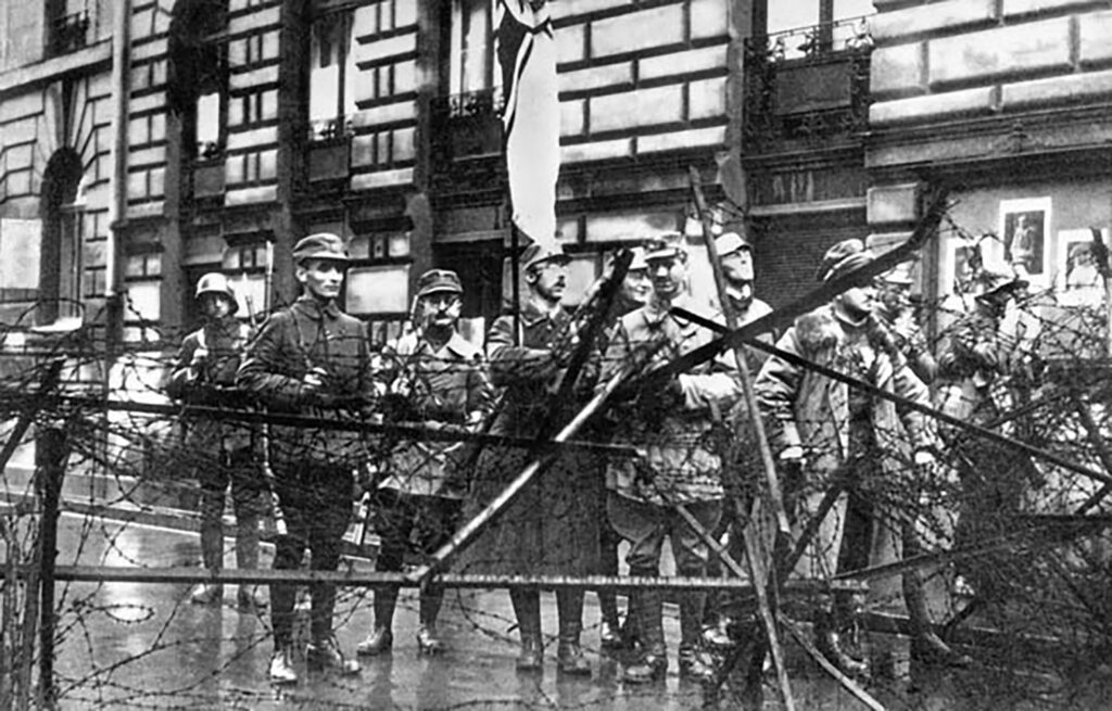 Heinrich Himmler, tenant le drapeau, le 9 novembre 1923, lors de la tentative du putsch de Munich.