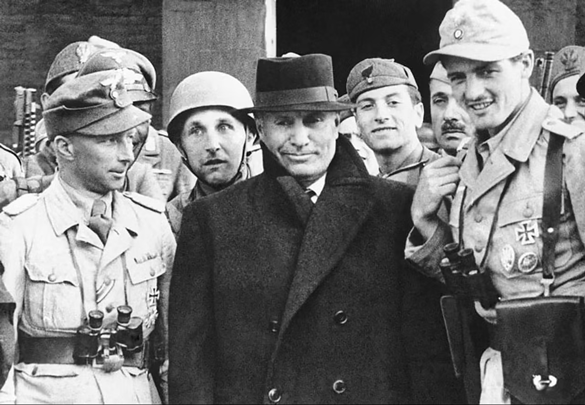 Mussolini, le 12 septembre 1943, aux côtés de ses libérateurs allemands.