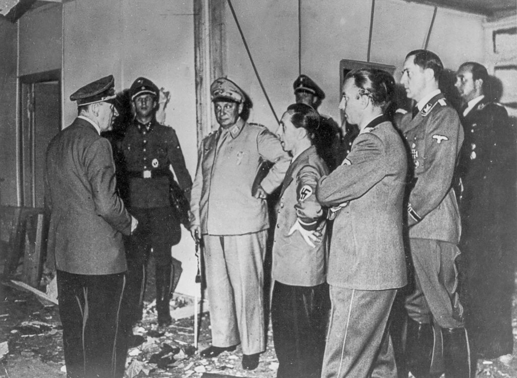 Adolf Hitler et sa garde rapprochée, juste après l'attentat raté de juillet 1944.