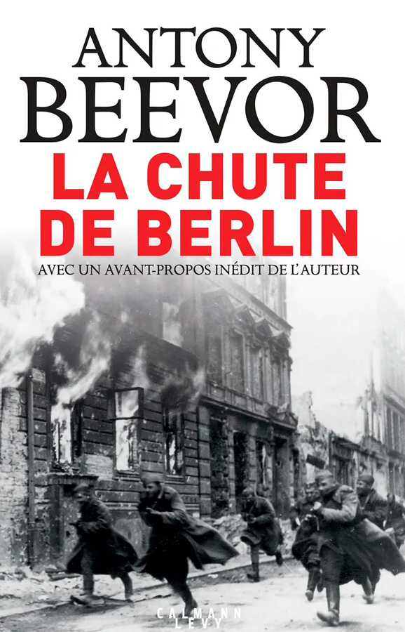 Couverture du livre La Chute de Berlin d'Antony Beevor - Éditions Le Livre de Poche