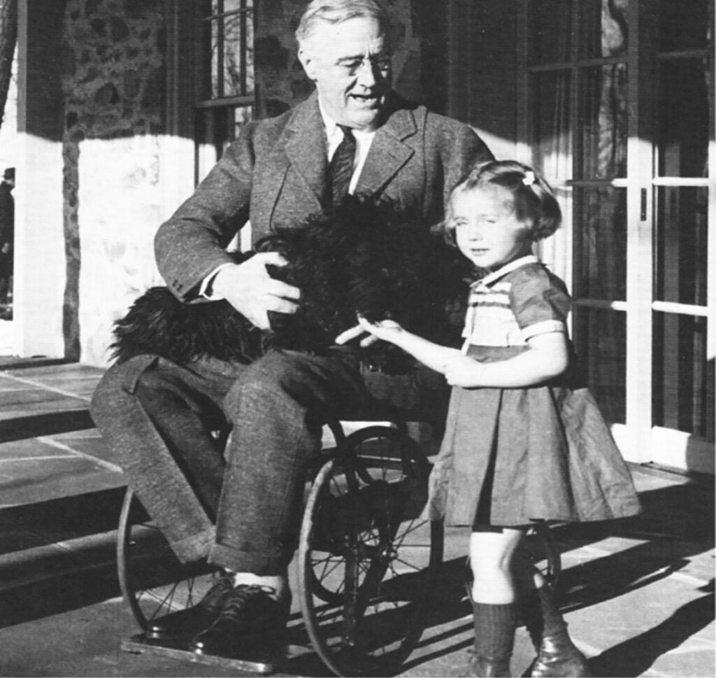 Rare image de Franklin D Roosevelt dans son fauteuil roulant.