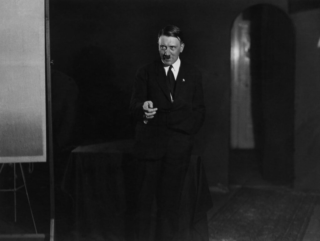 Adolf Hitler, l'air ironique, lors d'une séance photos.
