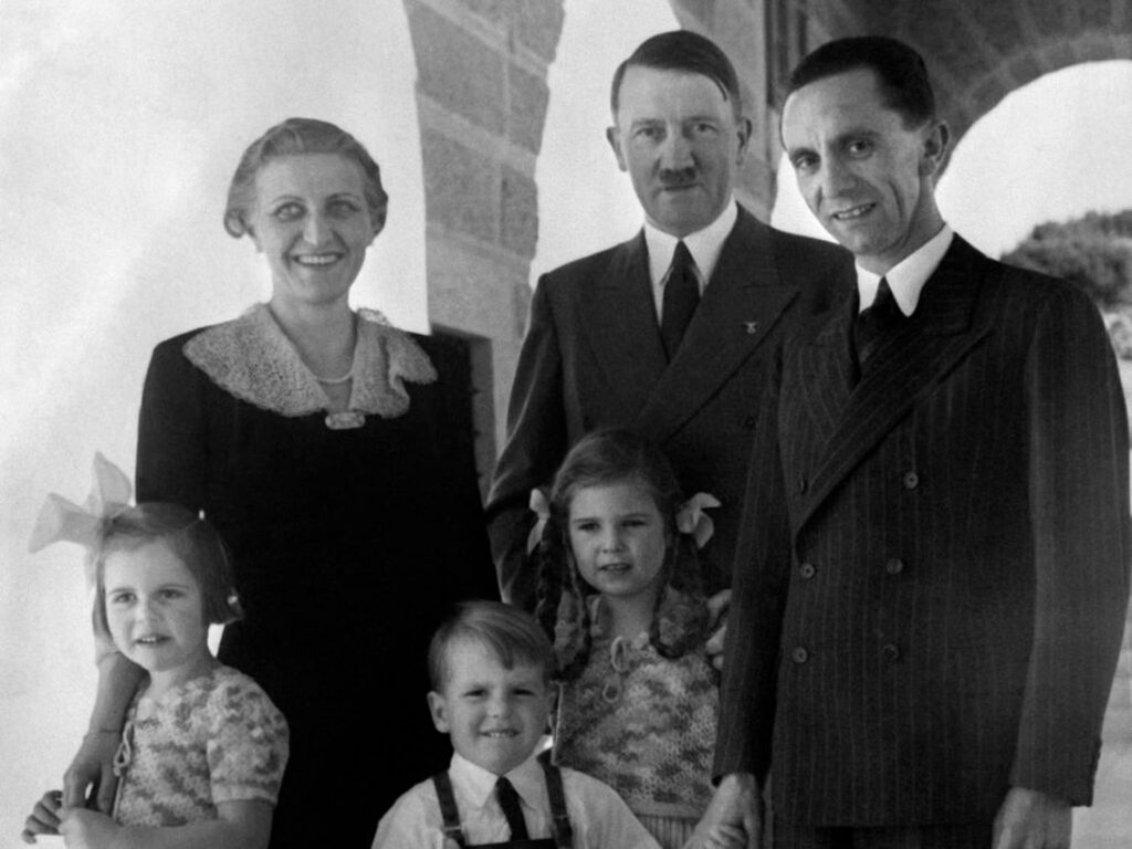 Joseph et Magda Goebbels, avec 3 de leurs enfants, et Adolf Hitler