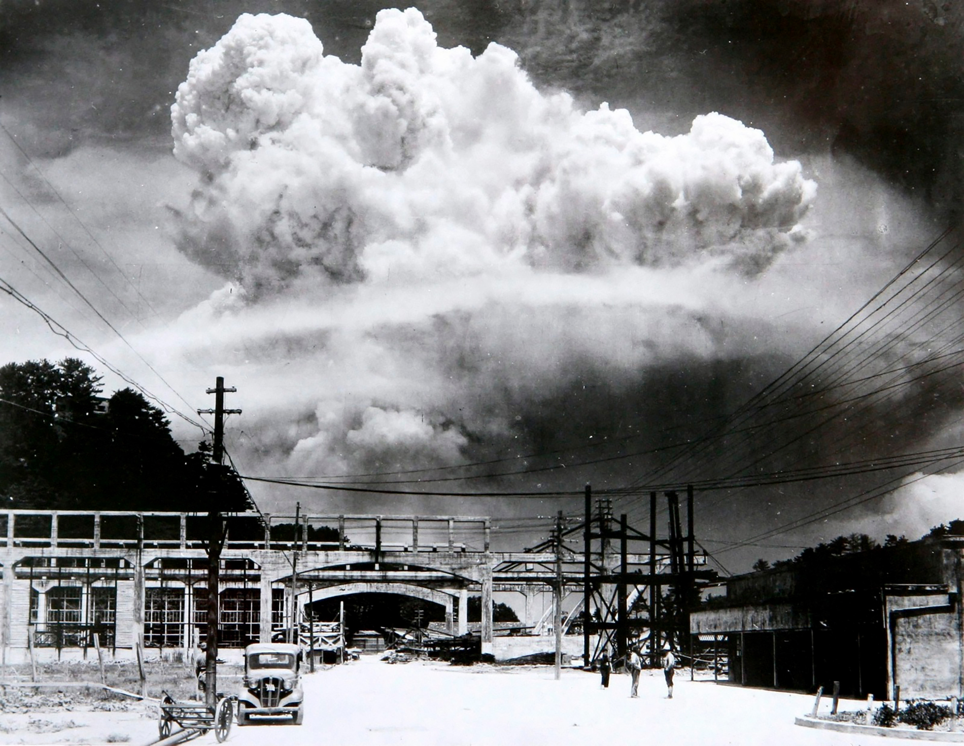 Nagasaki, 15 minutes après l'explosion de la bombe. Le champignon atomique est encore présent.