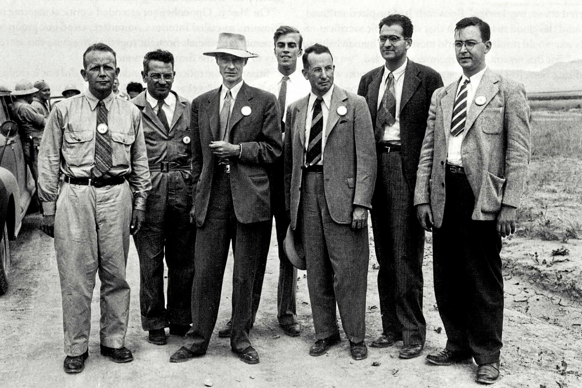 Robert Oppenheimer (au centre avec le chapeau) et une partie de son équipe