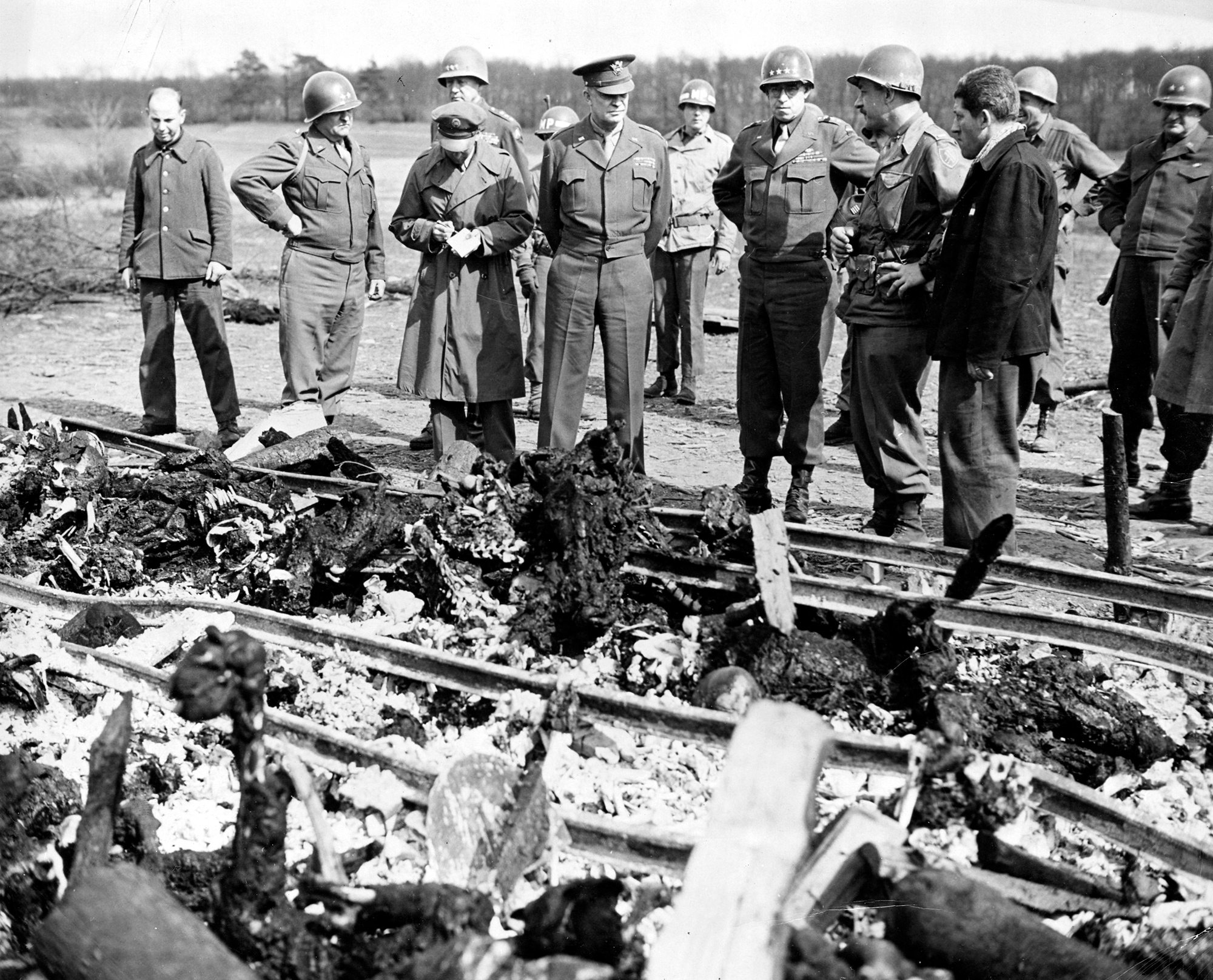 Eisenhower devant des restes de corps brûlés au camp de Buchenwald