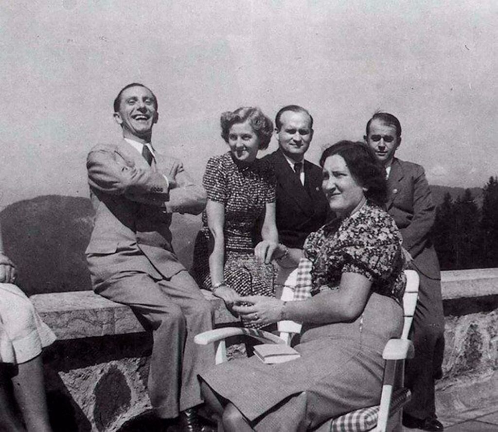 Eva Braun, accompagnée notamment de Joseph Goebbels et Albert Speer, au Berghof.
