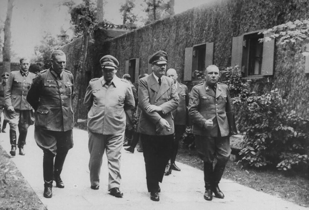 Keitel, Göring, Hitler et Martin Bormann, en juillet 1944, après l'attentat raté contre Hitler.