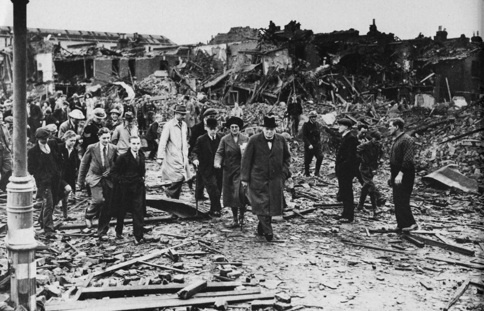 Winston Churchuill visitant des ruines, à Londres, pendant la bataille d'Angleterre